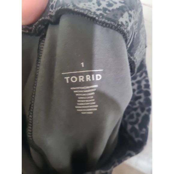 Torrid Gray Animal Print Skinny Mid Rise Athletic Yoga Leggings Womans Size 1x - Picture 4 of 4